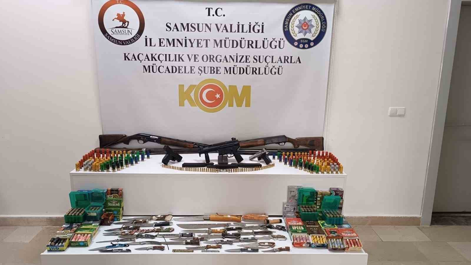 Samsun’da bir evde çok sayıda silah ve bıçak ele geçirildi
