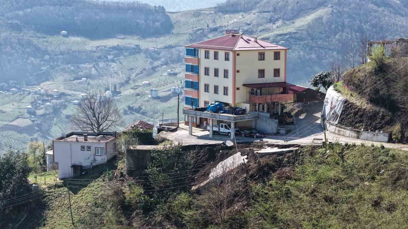 Heyelan mahalleyi tehdit ediyor