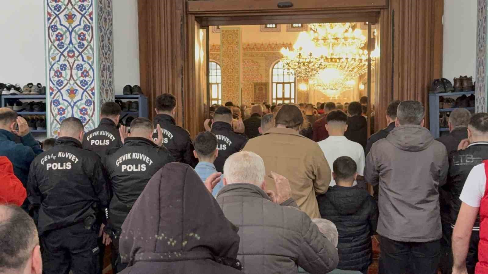 Düzce’de bayram namazında camiler doldu taştı