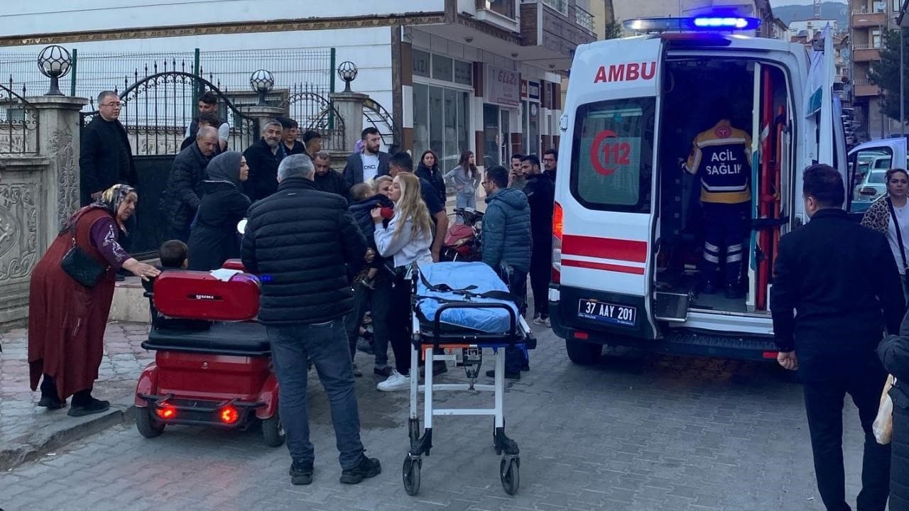 Motosiklet ile otomobil kafa kafaya çarpıştı: 4 yaralı