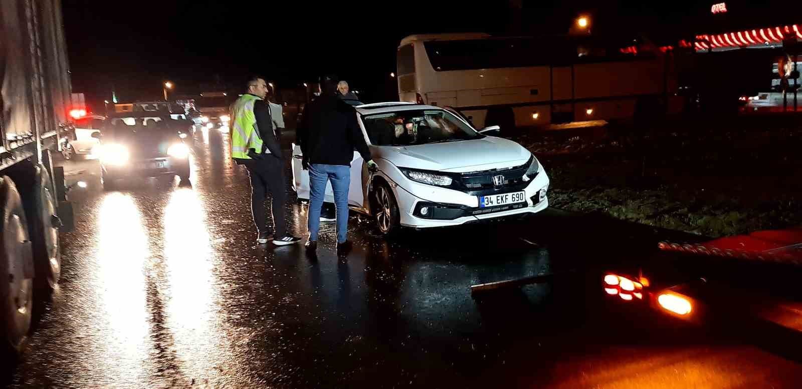 Bolu’da kavşakta otomobil ile kamyon çarpıştı: 3 yaralı