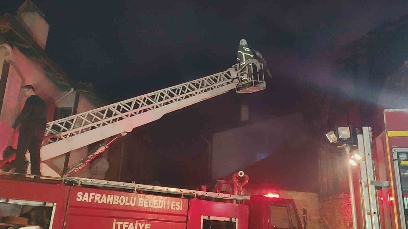 Karabük’te iki ev alevlere teslim oldu