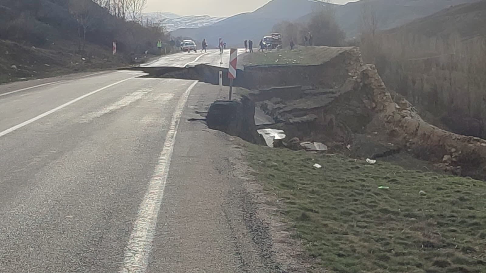 Gümüşhane-Erzincan karayolunda heyelan