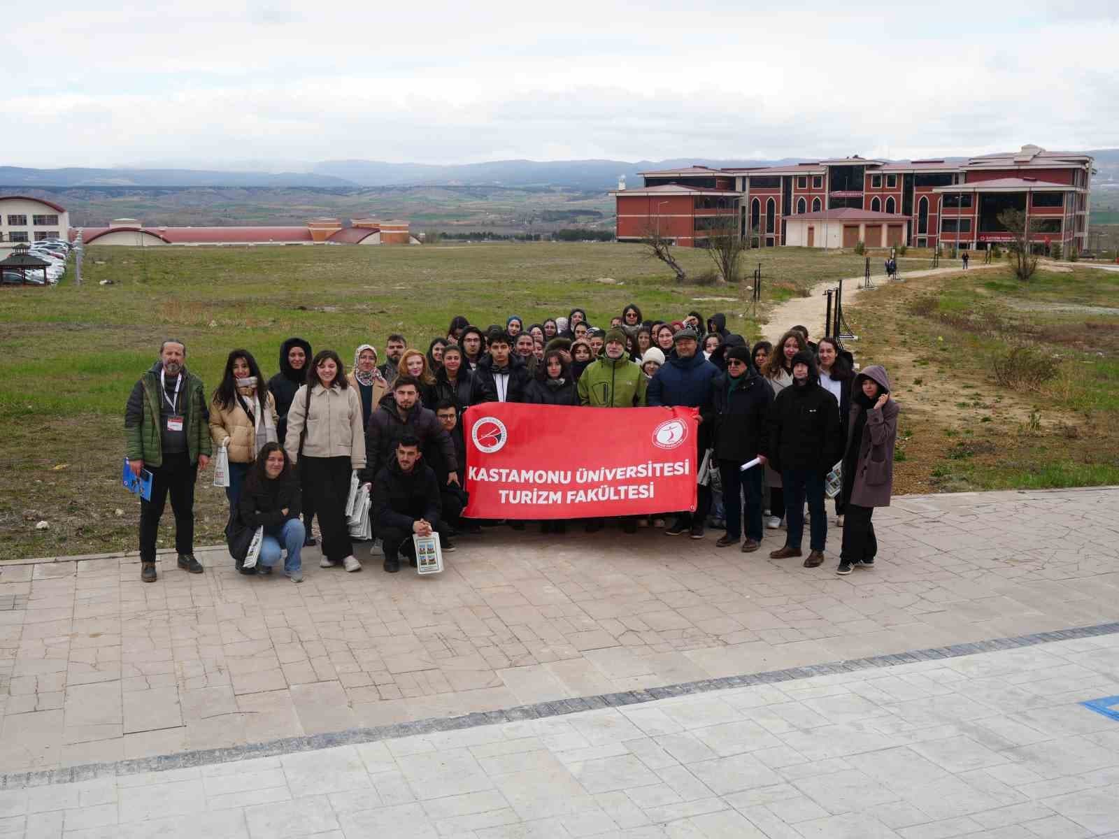 Üniversite öğrencilerine Tarihi İstiklal Yolu tanıtıldı