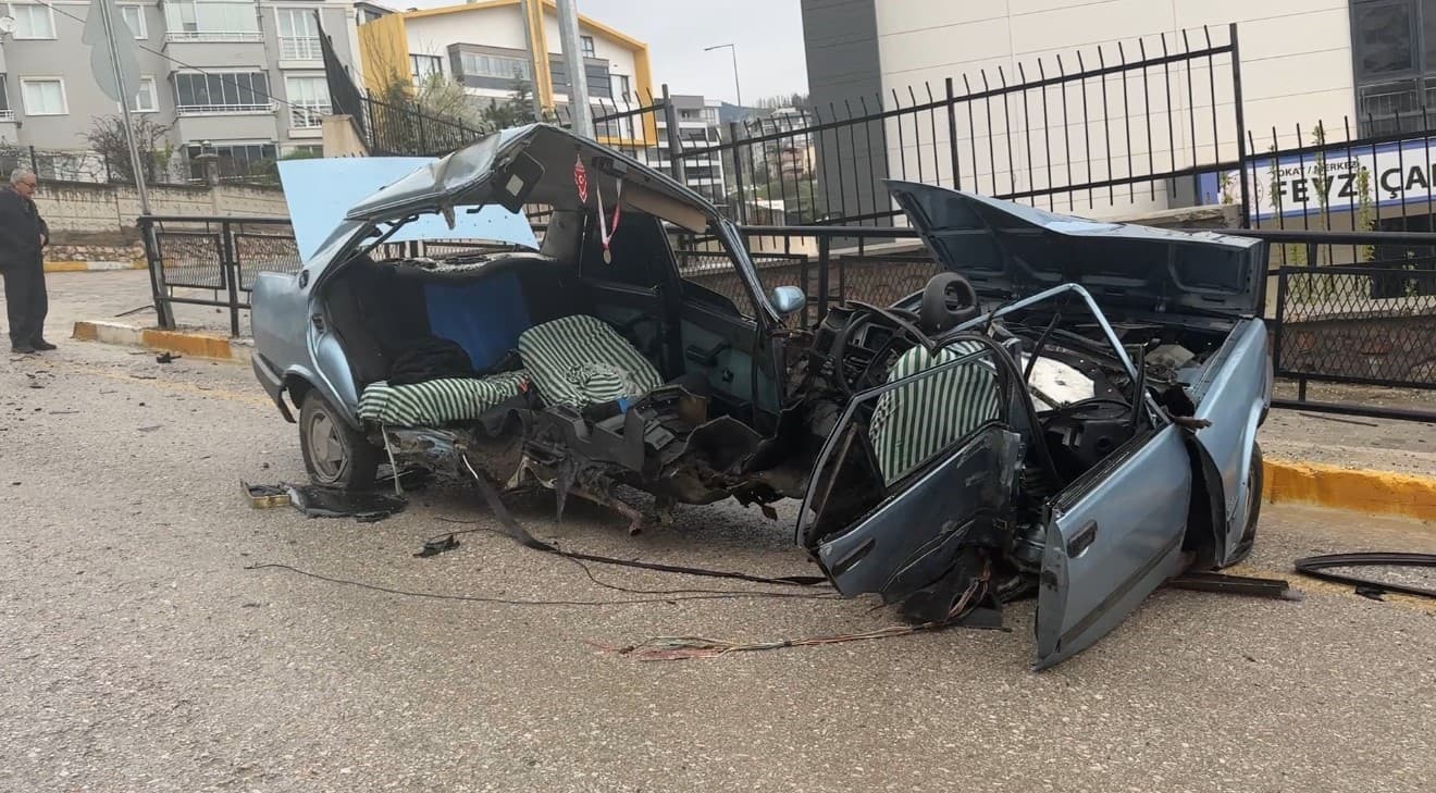 Demir korkuluğa çarpan Fiat Tofaş ikiye ayrıldı