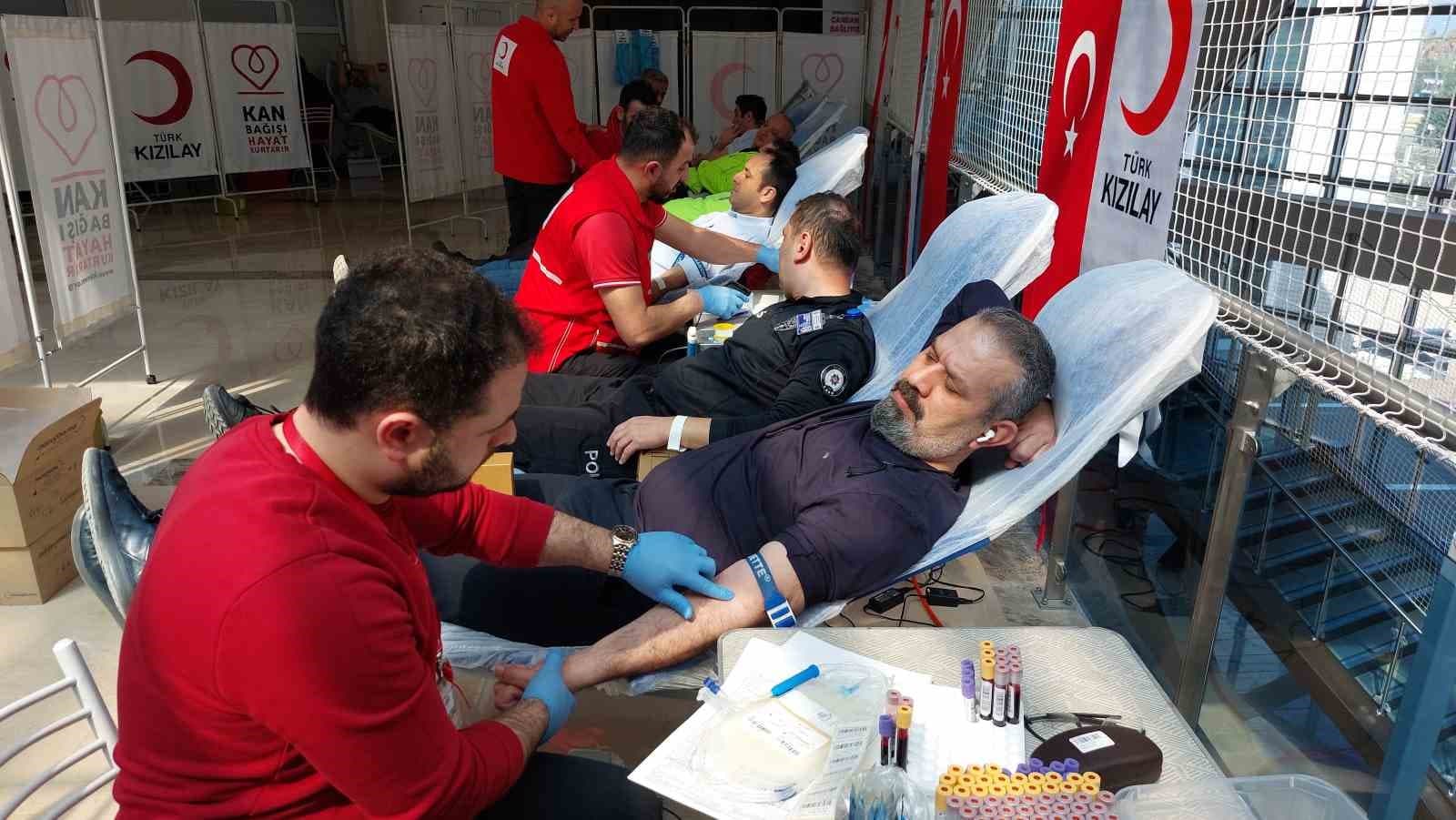 Emniyetten Kızılay’a kan