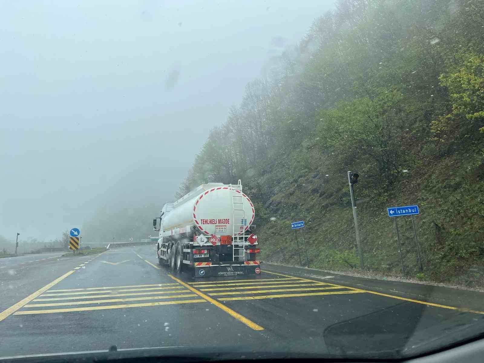 Bolu Dağı’nda hafif kar yağışı ve sis devam ediyor