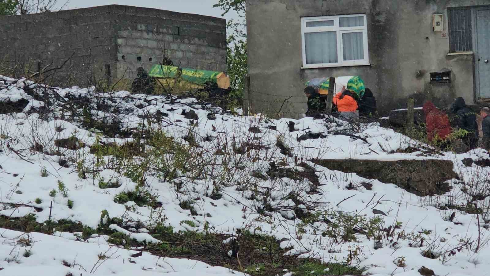 Yangında ölen minik kardeşler toprağa verildi