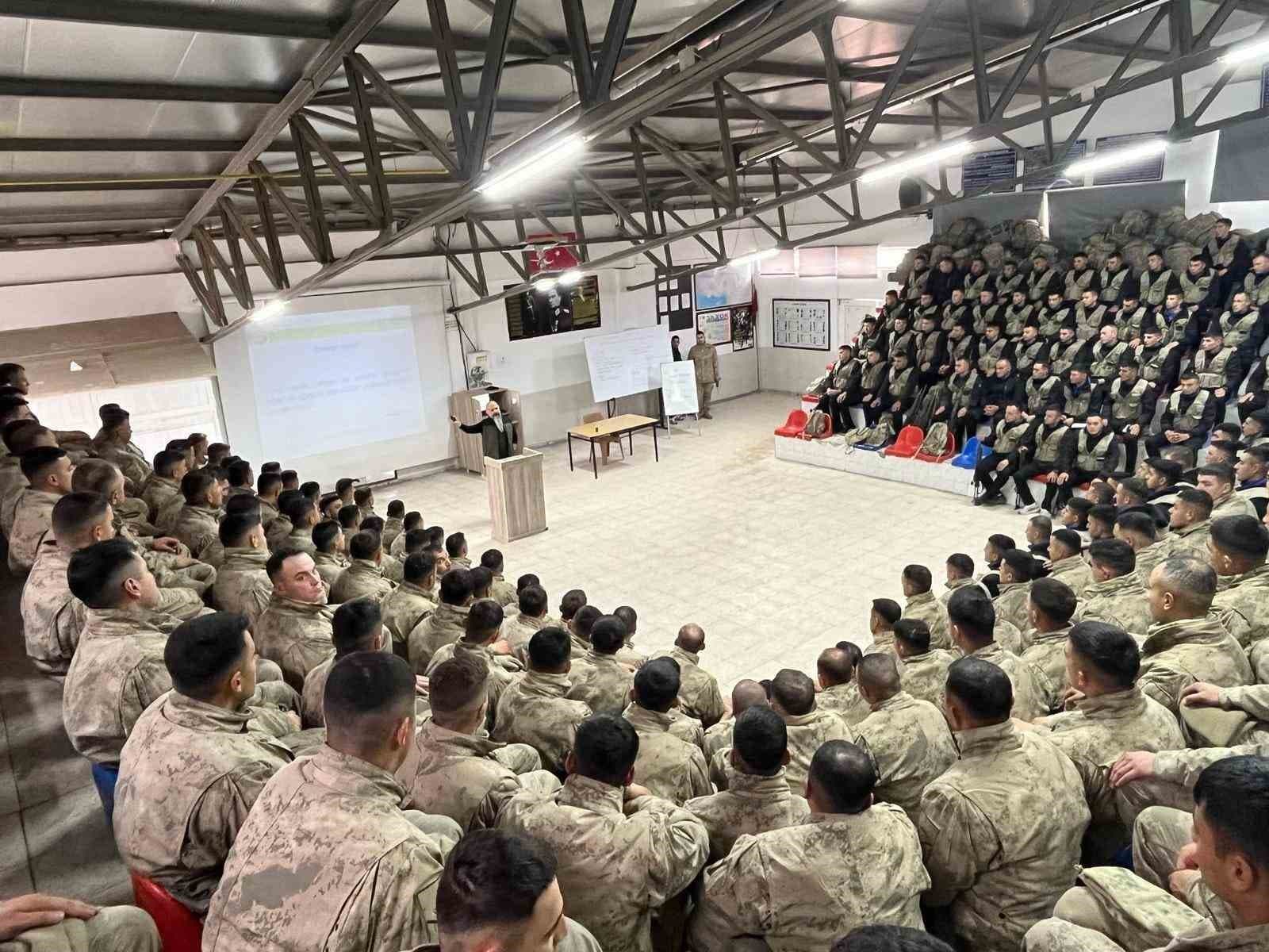 Komandolara yangınla mücadele eğitimi verildi