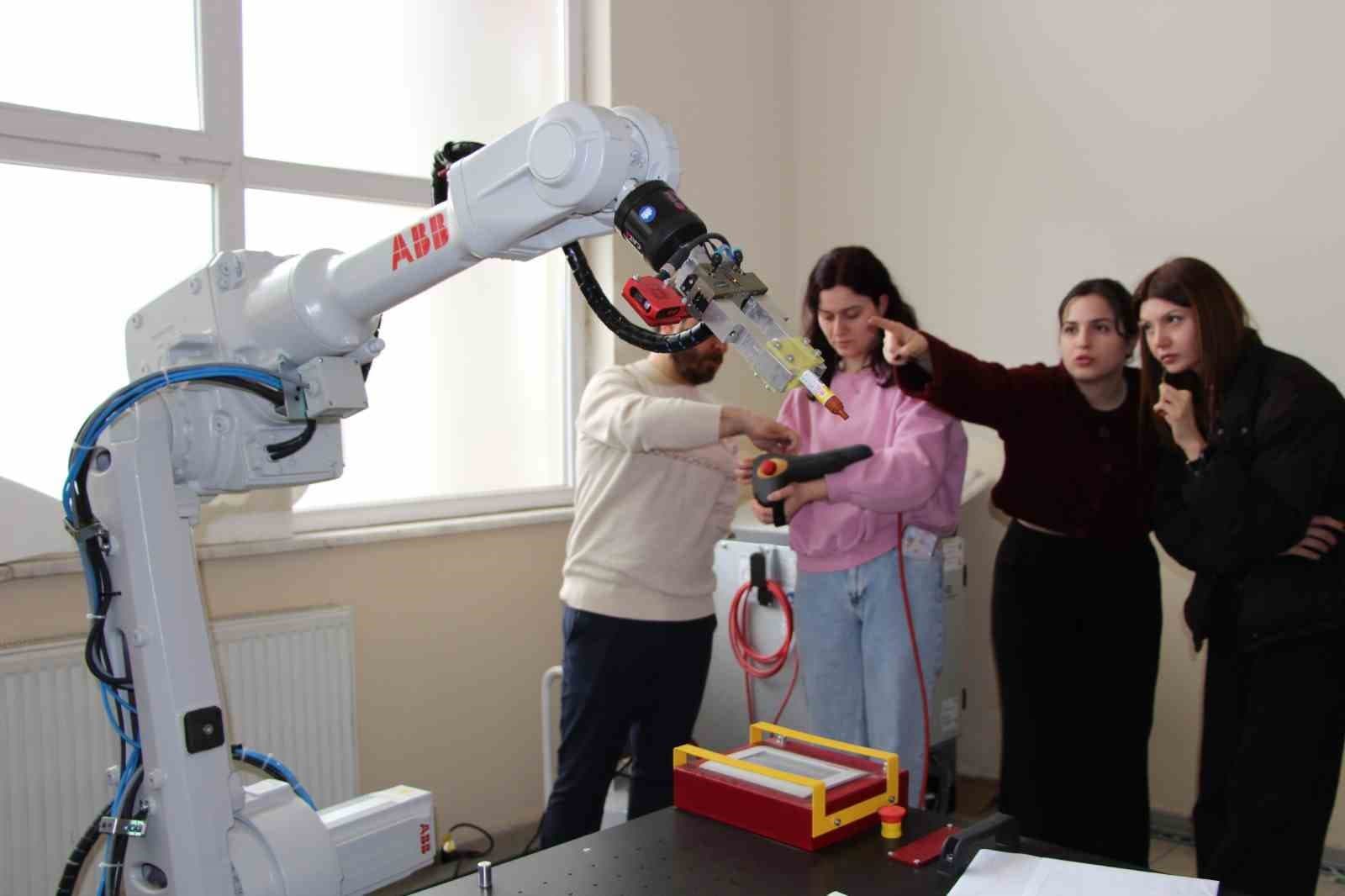 Endüstriyel robotlara kadın eli değdi