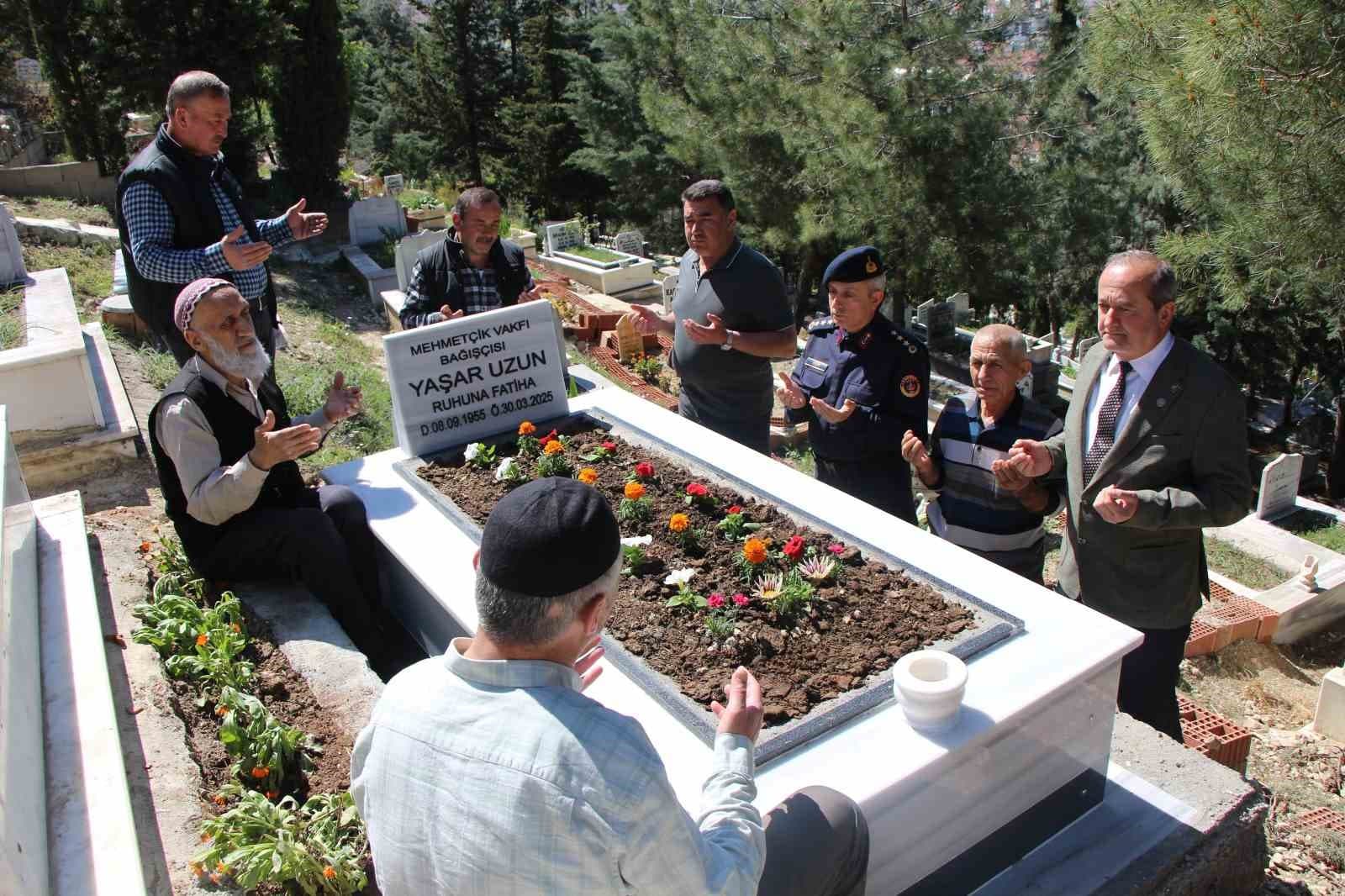 Mehmetçik Vakfı kimsesiz bağışçının mezarını yaptırdı