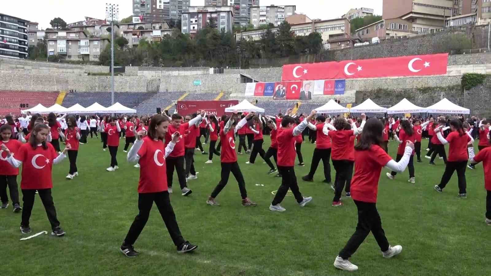 Zonguldak’ta 630 öğrenci ve öğretmen zeybek oynadı