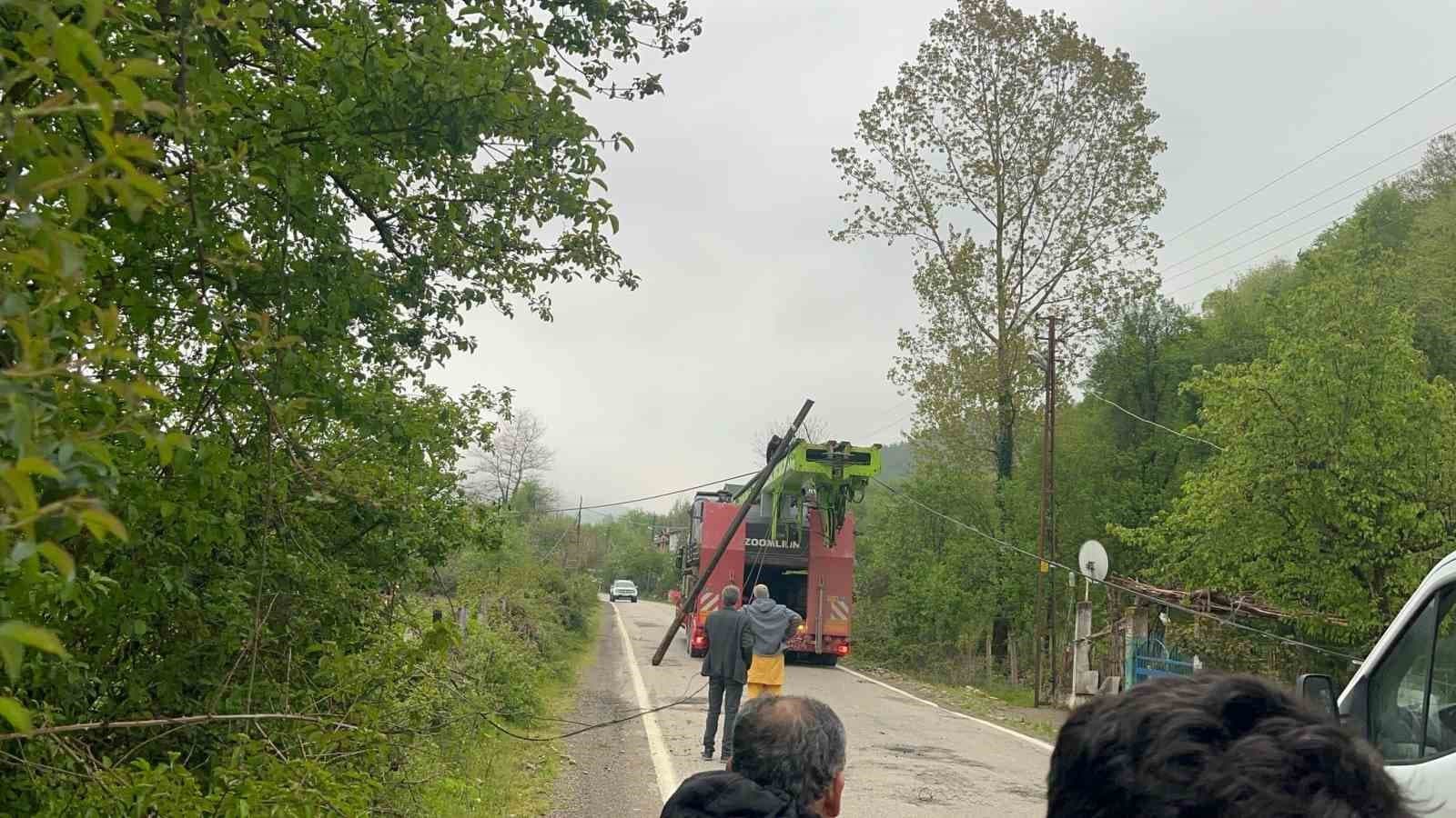 Tellere takılan tır interneti çökertti, trafiği felç etti