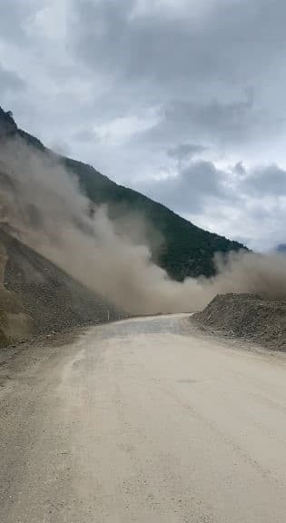 Artvin-Şavşat Karayolu’nda heyelan anı kamerada
