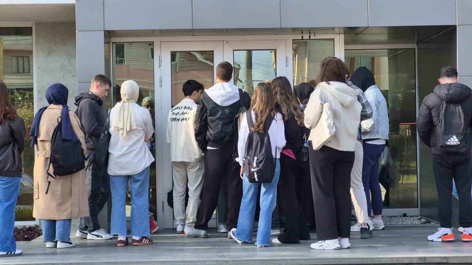 Yer bulamayan geri dönüyor: Mağaza değil, kütüphane kuyruğu