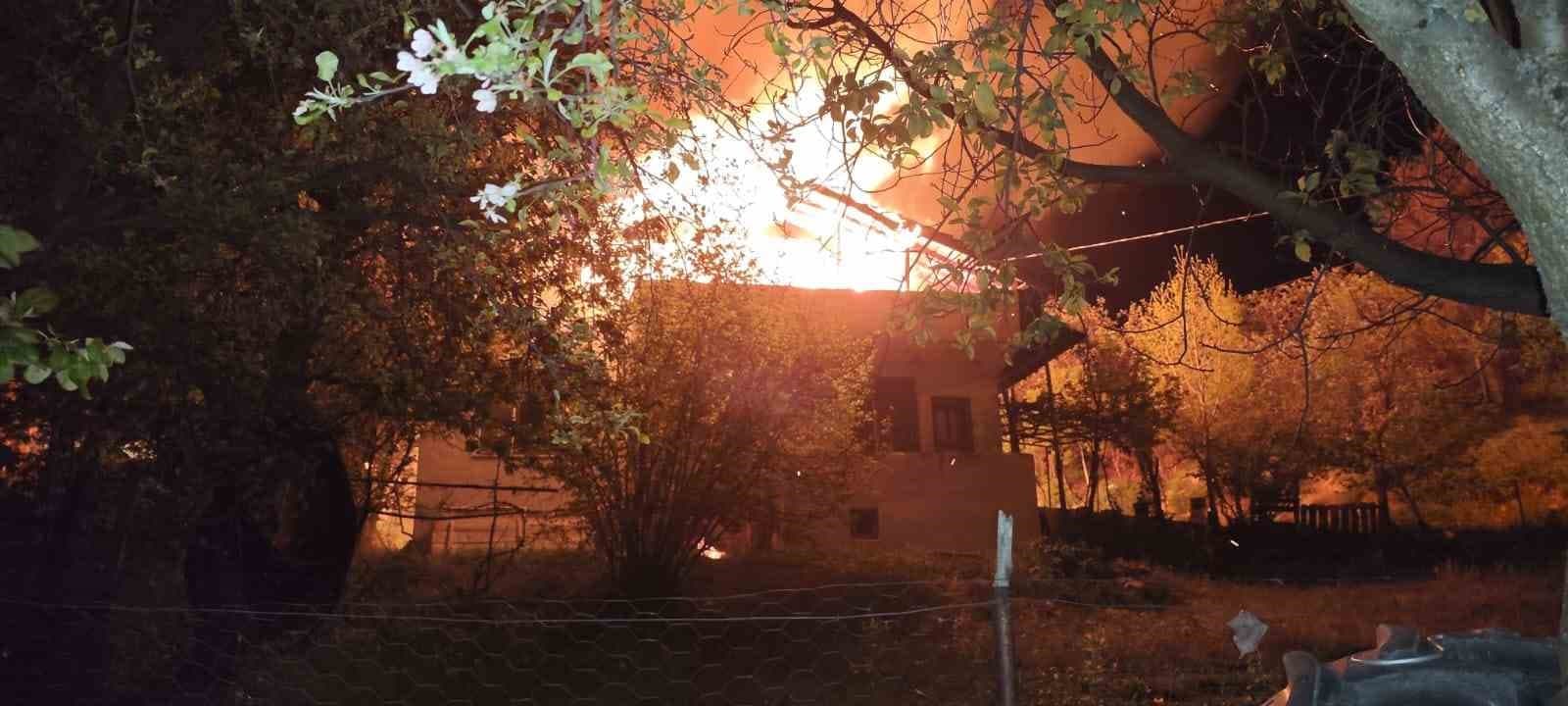 Bolu’da yatsı namazına giden adamın evi alev alev yandı