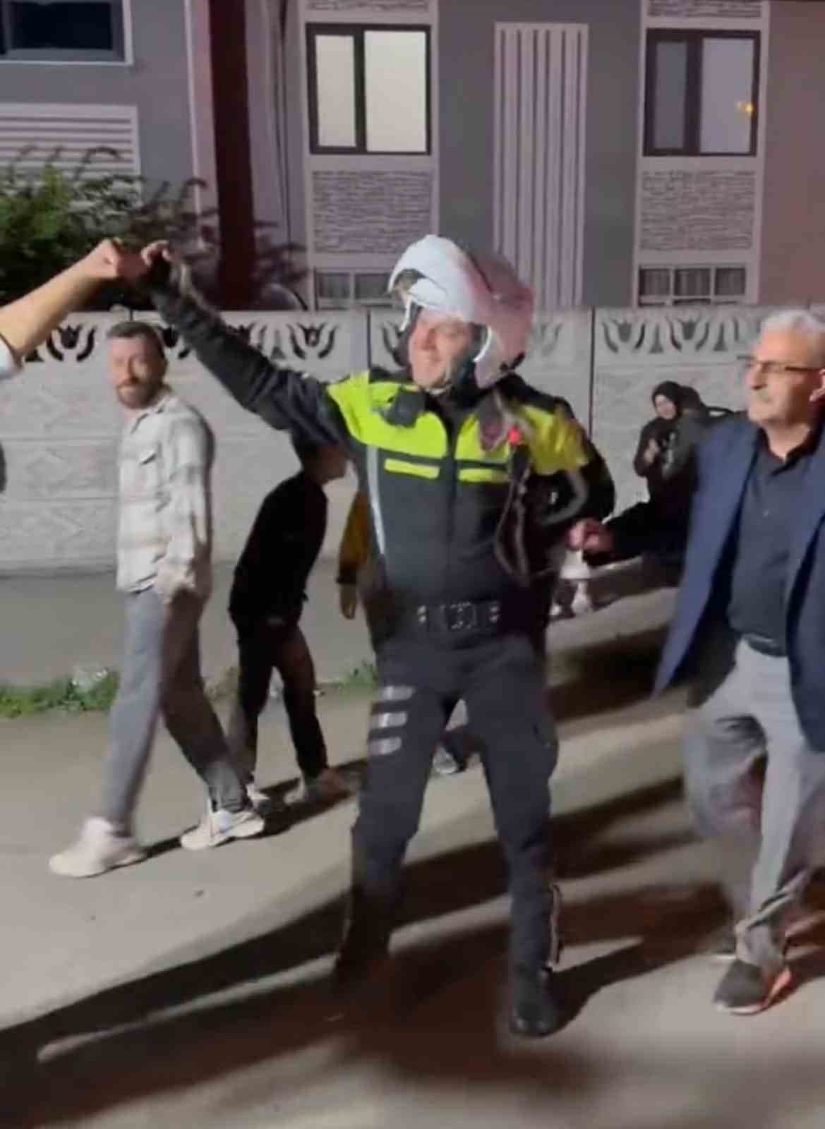 Trafik polisi halay çekti, renkli görüntüler çıktı