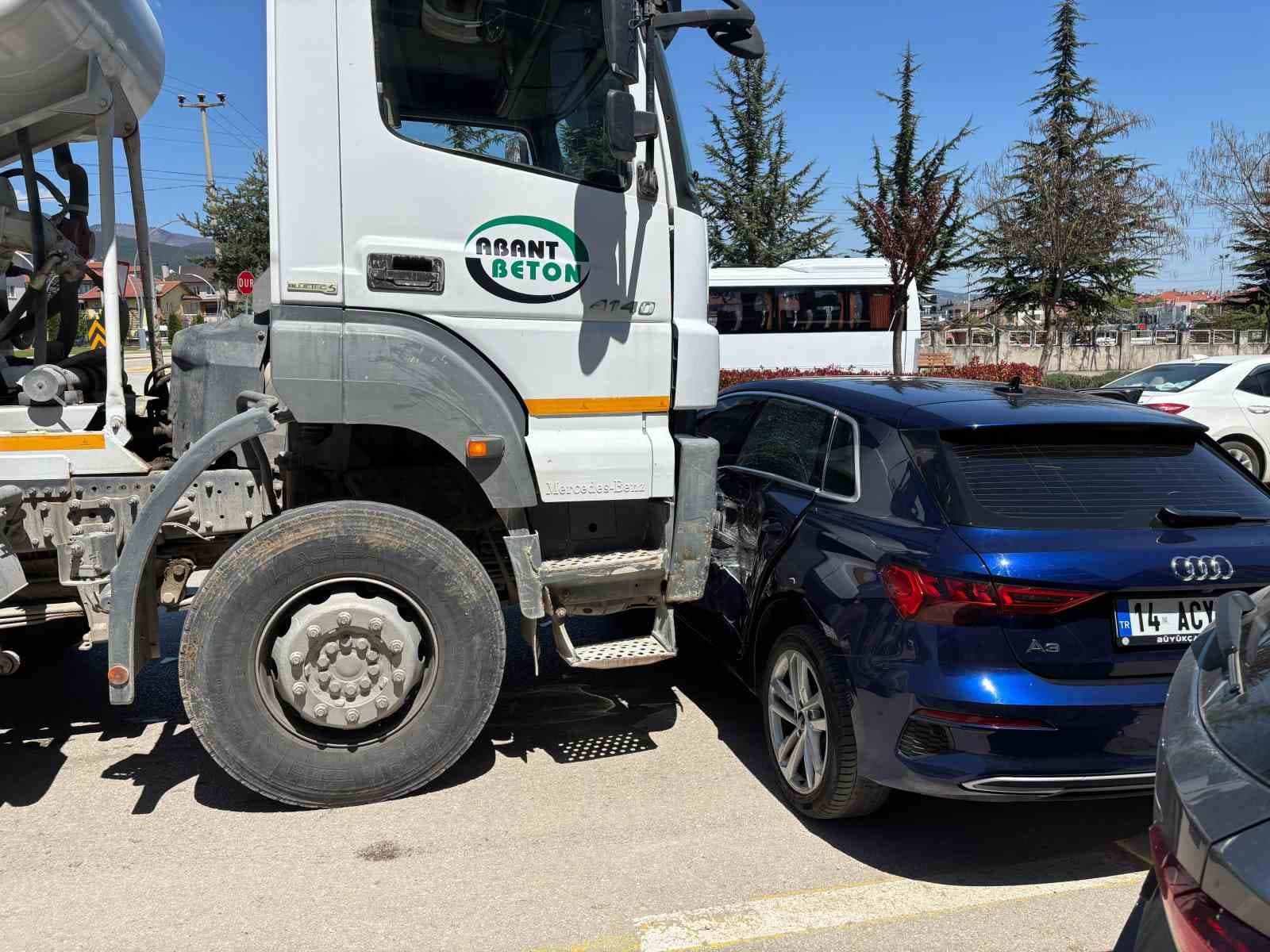 Bolu’da beton mikseri ile otomobil çarpıştı: 1 yaralı