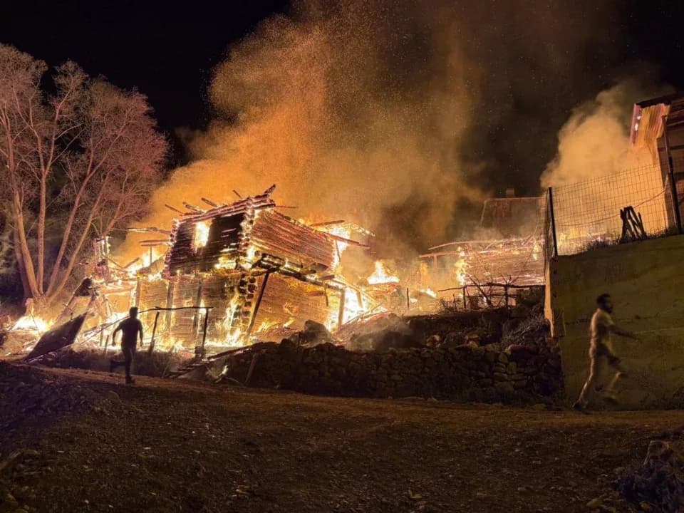 Kastamonu'da çıkan yangında ev ve cami yandı