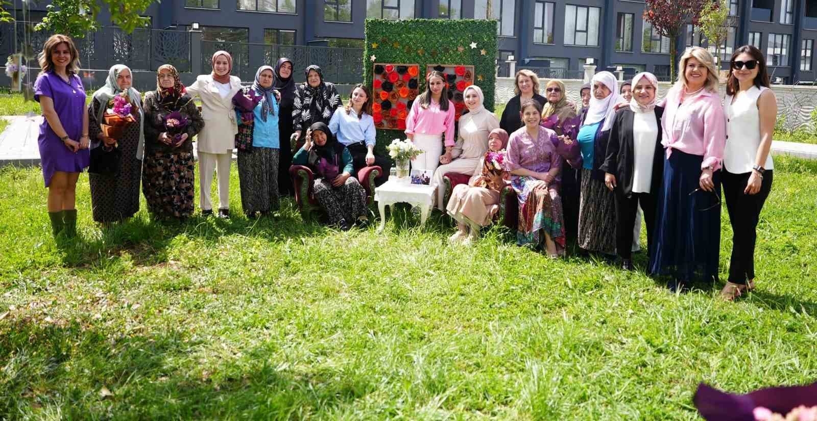 Alzheimer Merkezindeki anneler unutulmadı