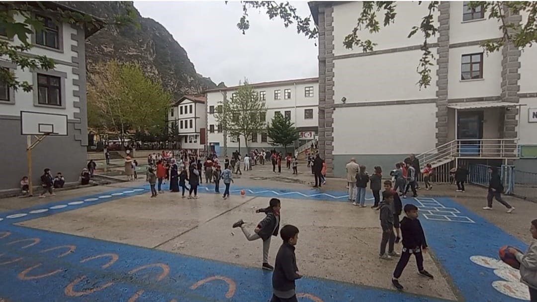Amasya’da deprem sonrası iki ilçede eğitime ara verildi