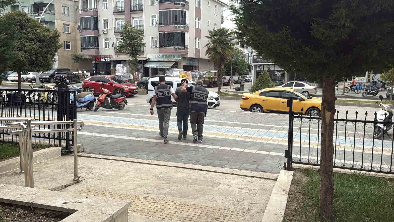 Göçmen taşıyan tır şoförlerinden biri tutuklandı