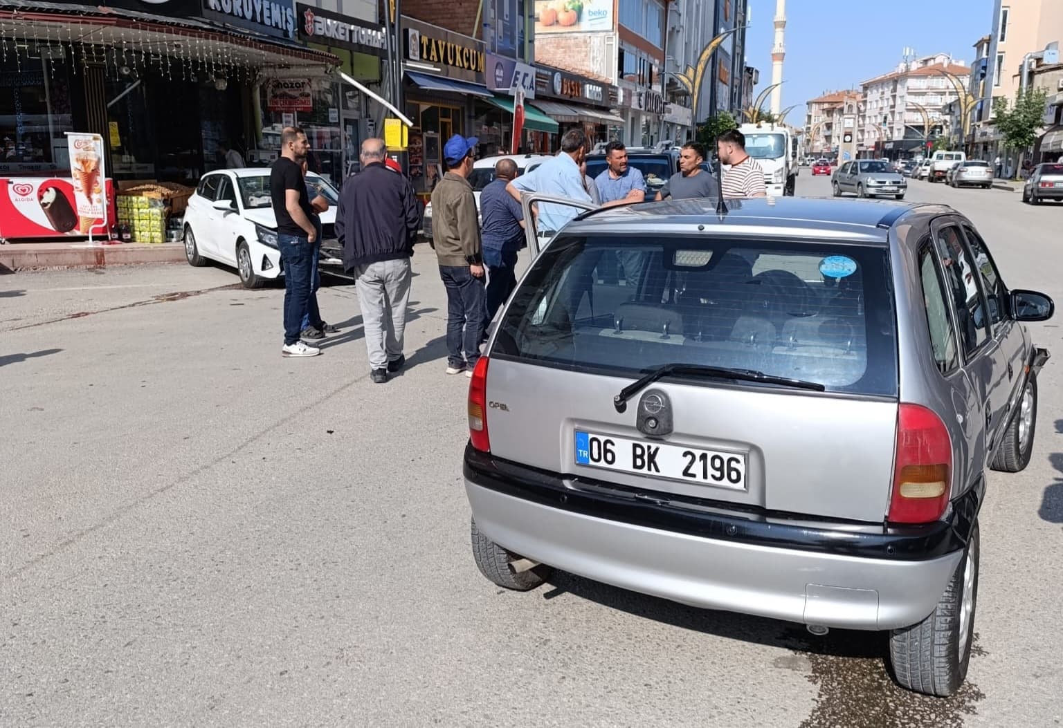 Çorum’da iki otomobil kafa kafaya çarpıştı: 3 yaralı