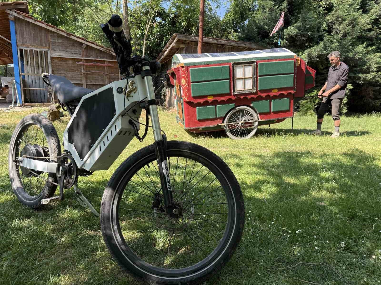 Kendi yaptığı karavan ile dünya turuna çıktı