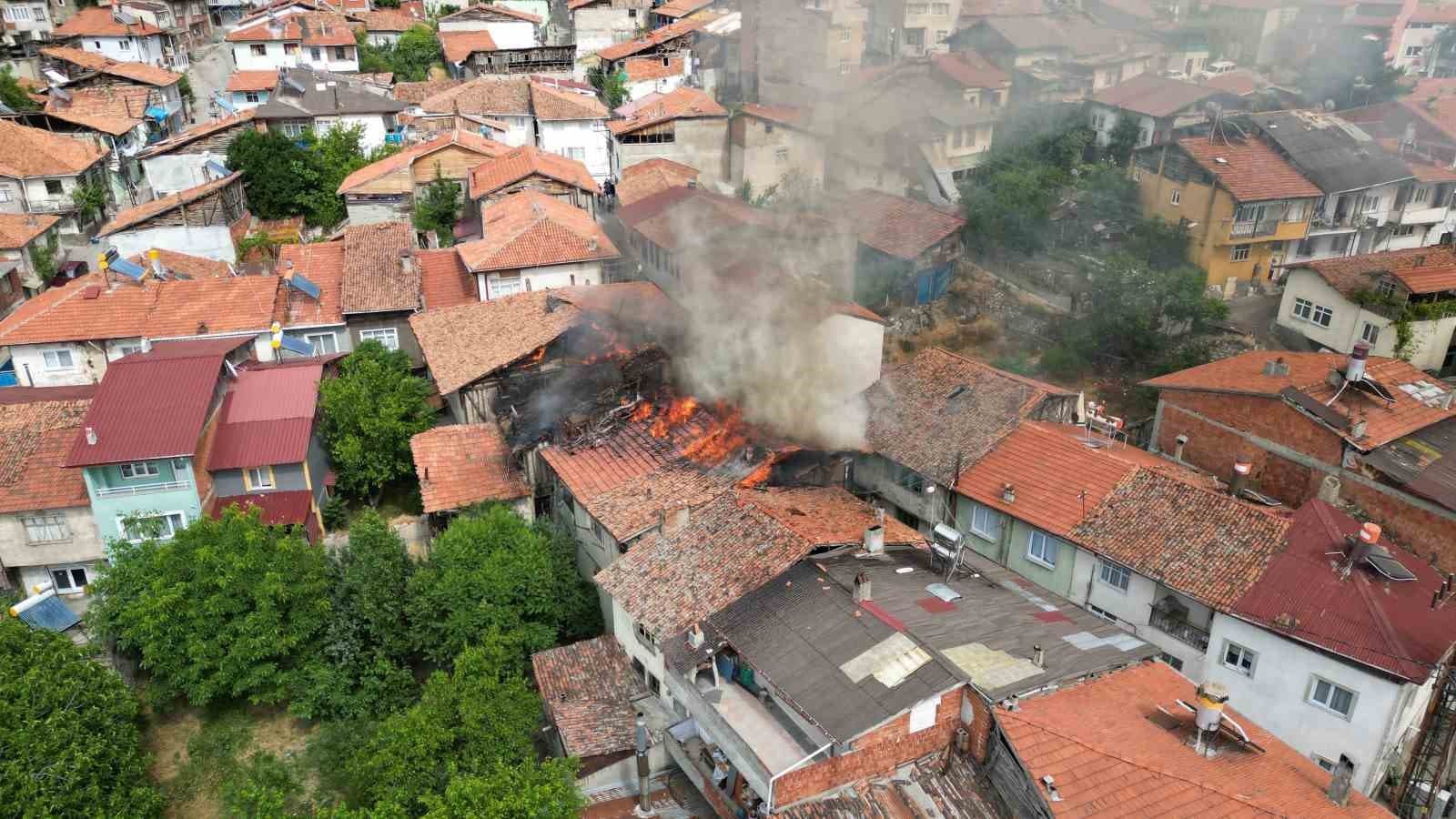 Tokat’ta yanan ev havadan görüntülendi