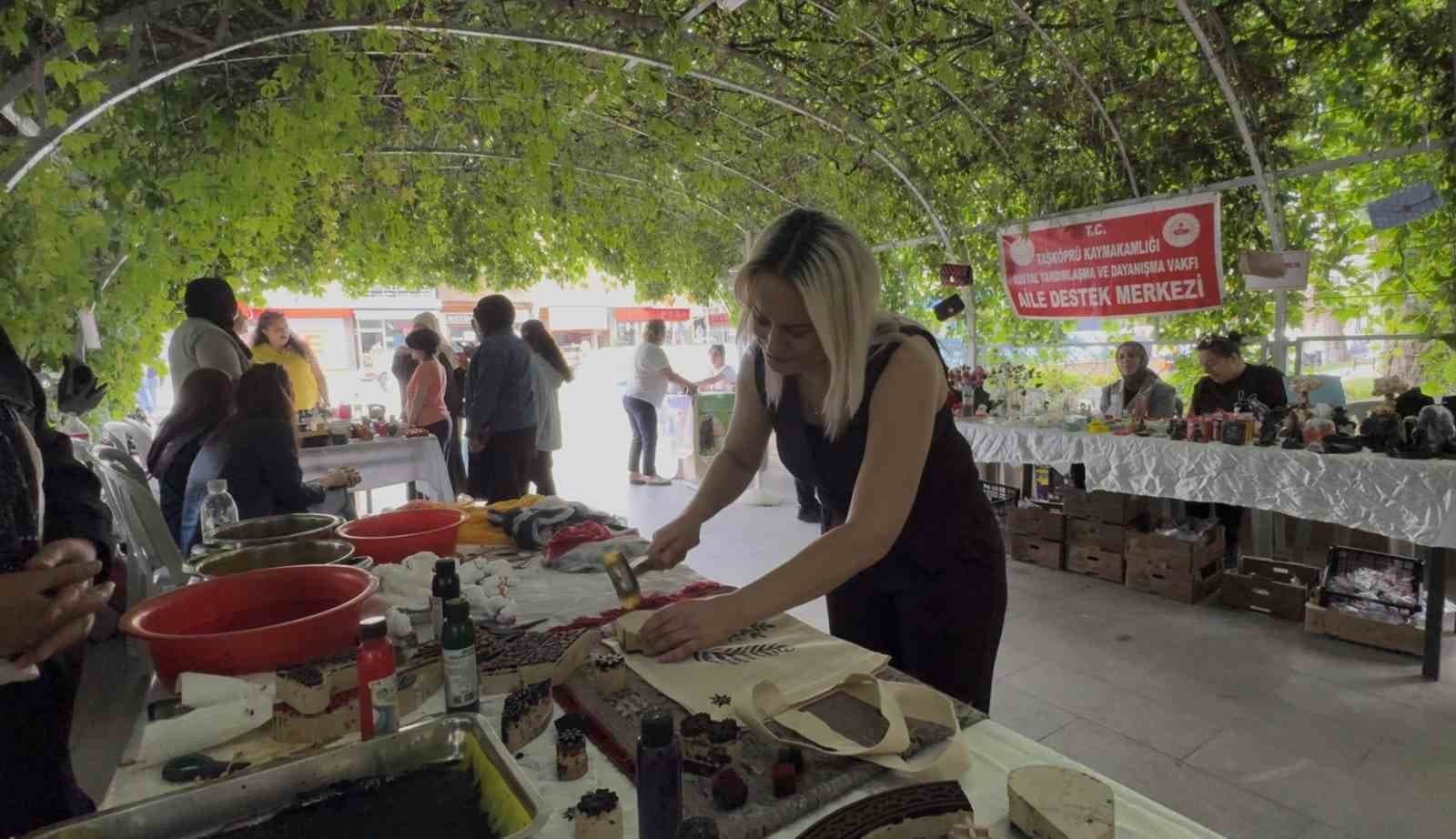 Kursiyer kadınların el emeği ürünleri yoğun ilgi gördü