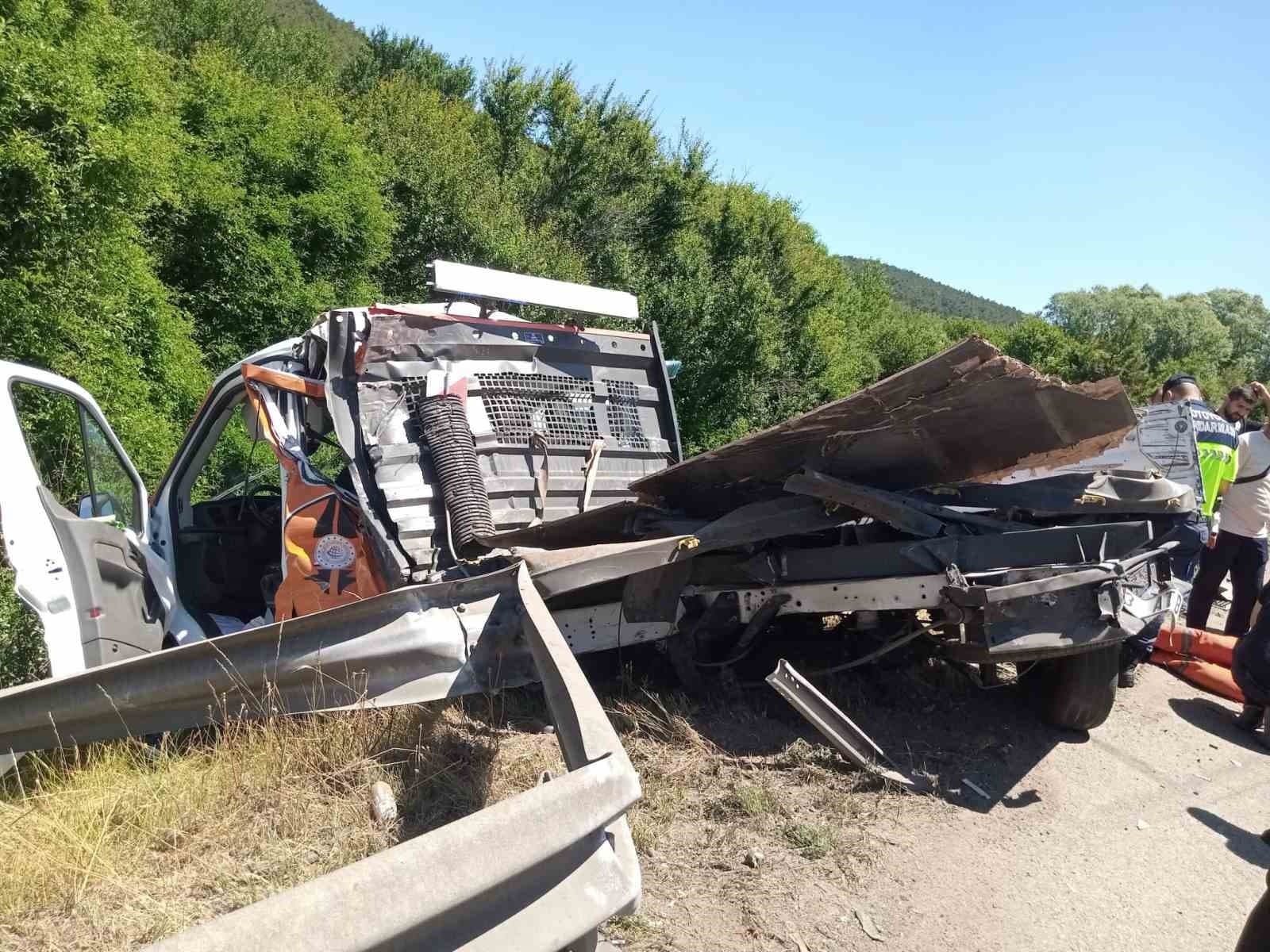 Tır, emniyet şeridindeki yol bakım aracına çarptı: 2 yaralı