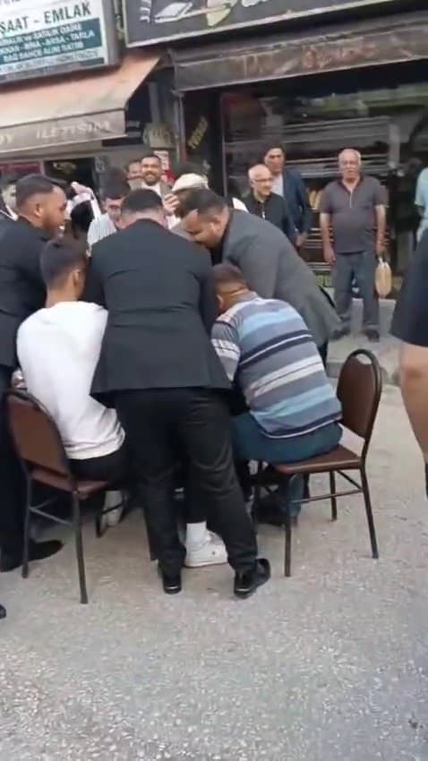 Düğün konvoyunun önünü kesip tavla oynadılar
