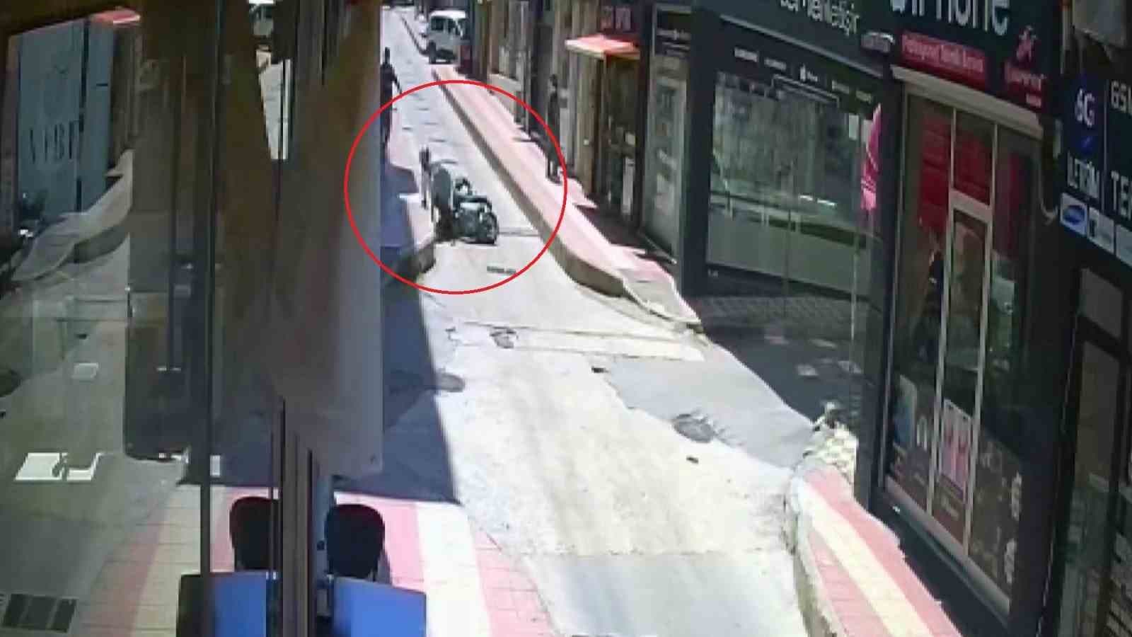 Motosiklet kaydı, yolcusu yaralandı: O anlar kamerada