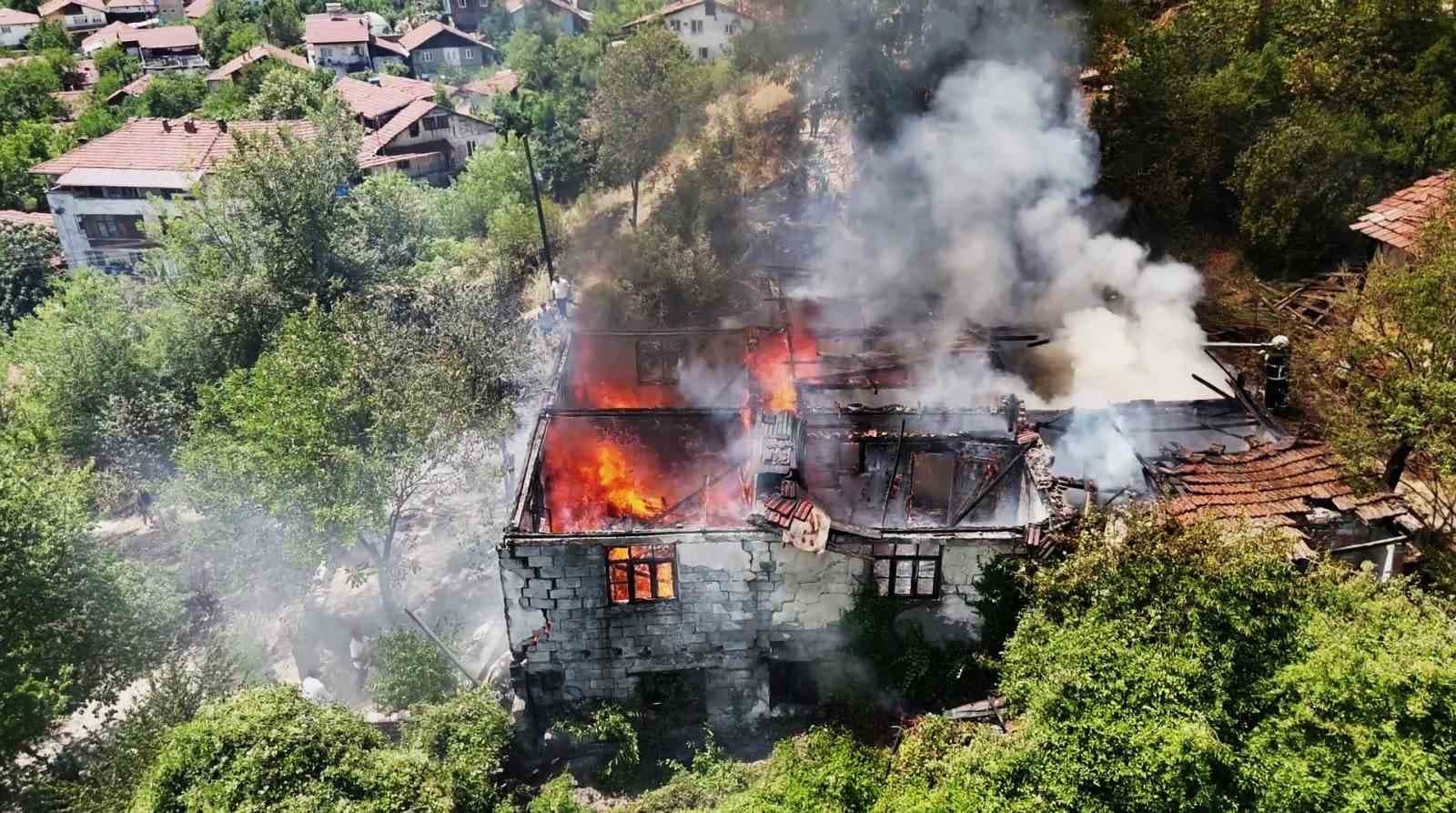Otluk alanda sıçrayan yangın iki katlı evi kül etti