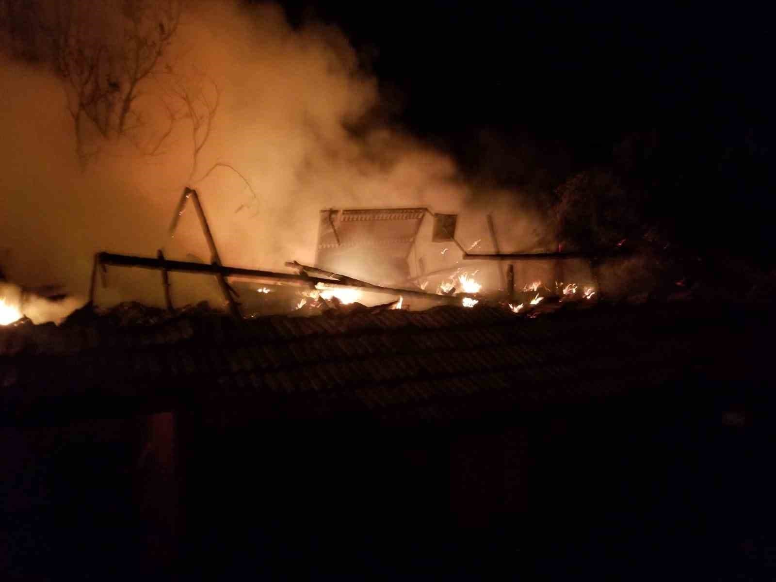Çorum’da çıkan yangında 2 ev, 2 garaj ve 1 ahır kül oldu