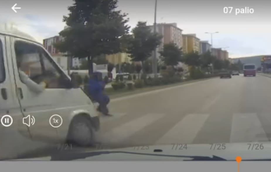 Minibüsün çarptığı yaya yaralandı: O anlar kamerada