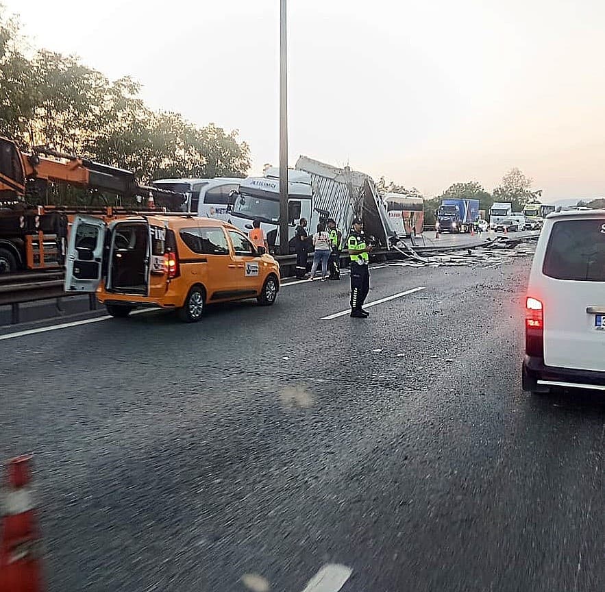 Anadolu otoyolunda tır bariyere girdi yol trafiğe kapandı