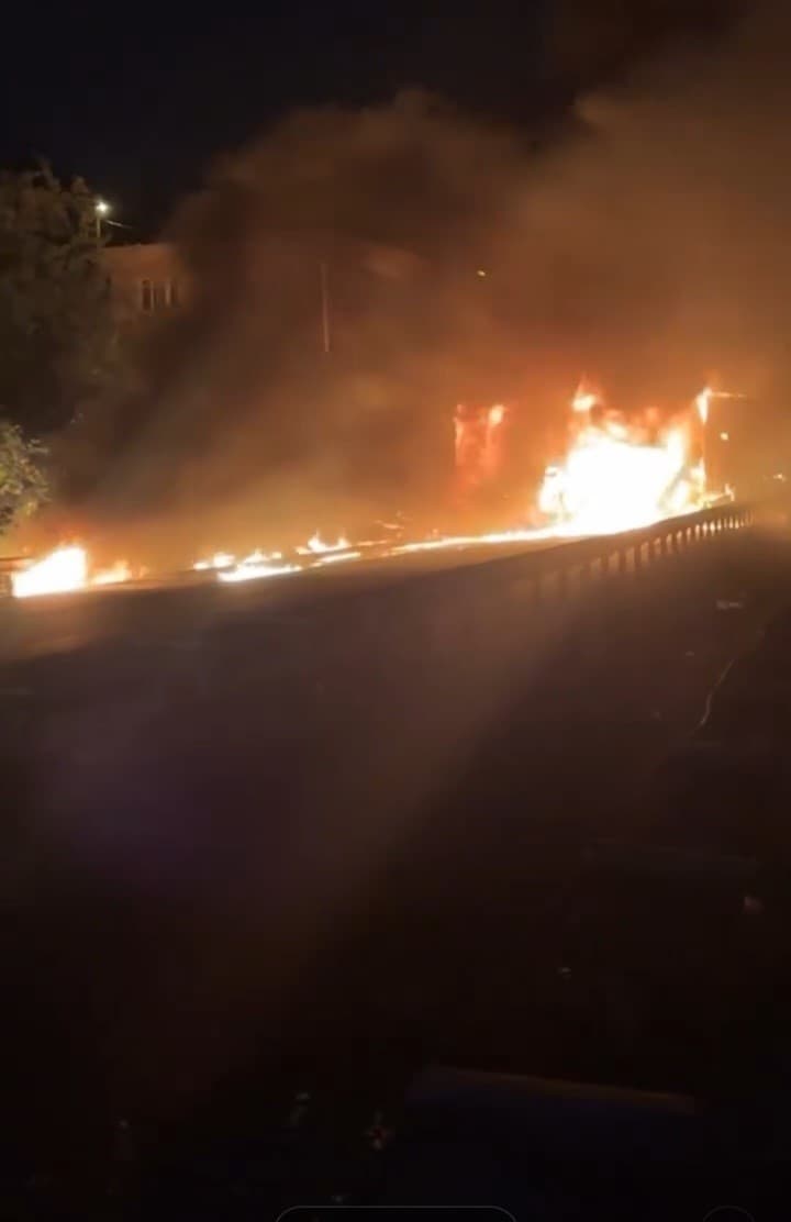 Tirebolu’da seyir halindeki tır alevlere teslim oldu