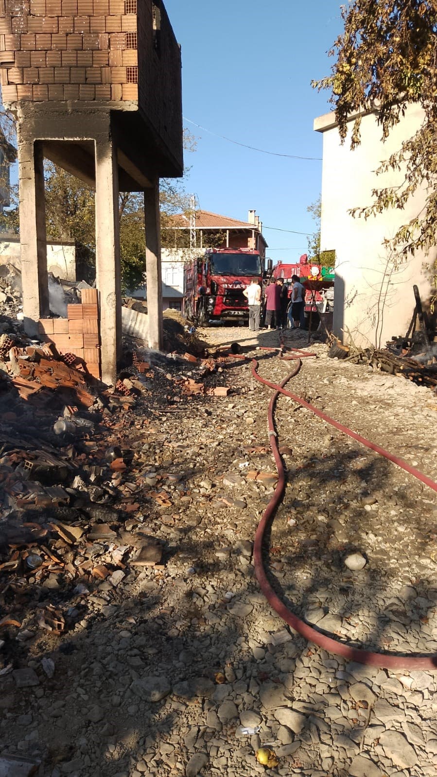 Alevlere teslim olan ahşap ev küle döndü