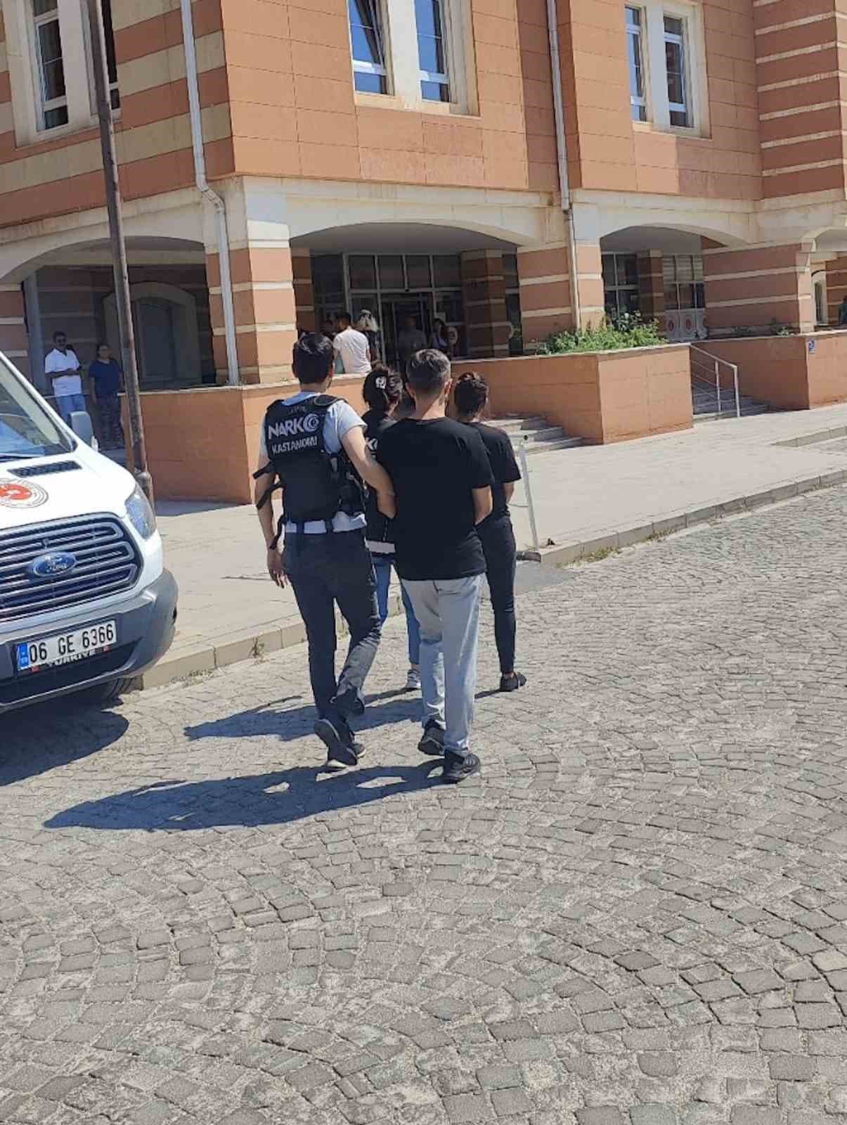 Kastamonu’da uyuşturucuyla yakalanan 2 şüpheli tutuklandı