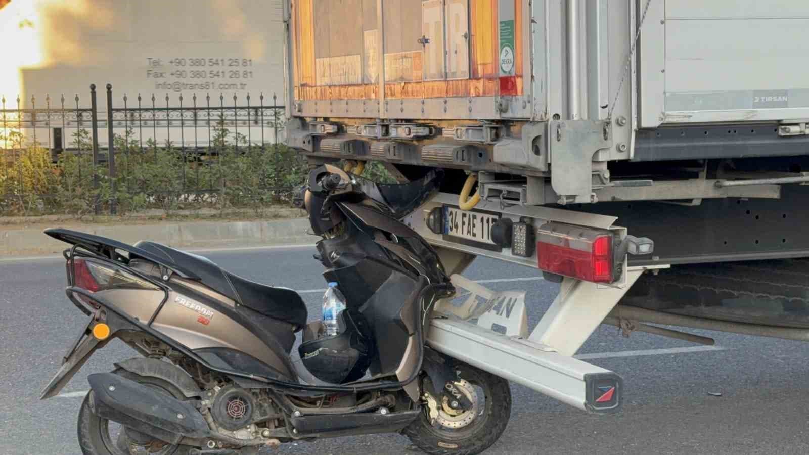 Park halindeki tıra çarptı: 1 yaralı