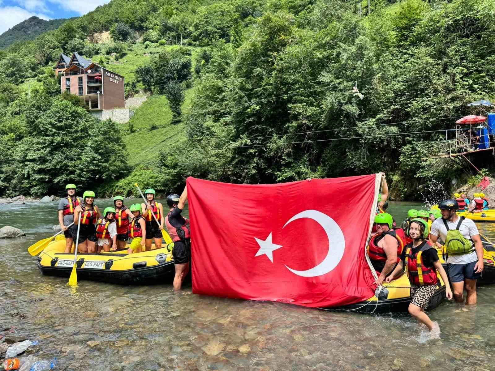 Mahalleli 30 Ağustos için kürek çekti