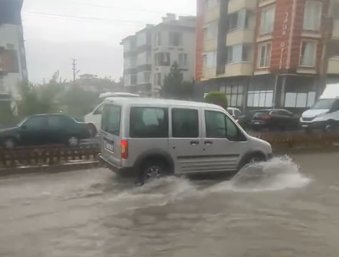 Bolu’da sağanak hayatı felç etti: Sokaklar göle döndü