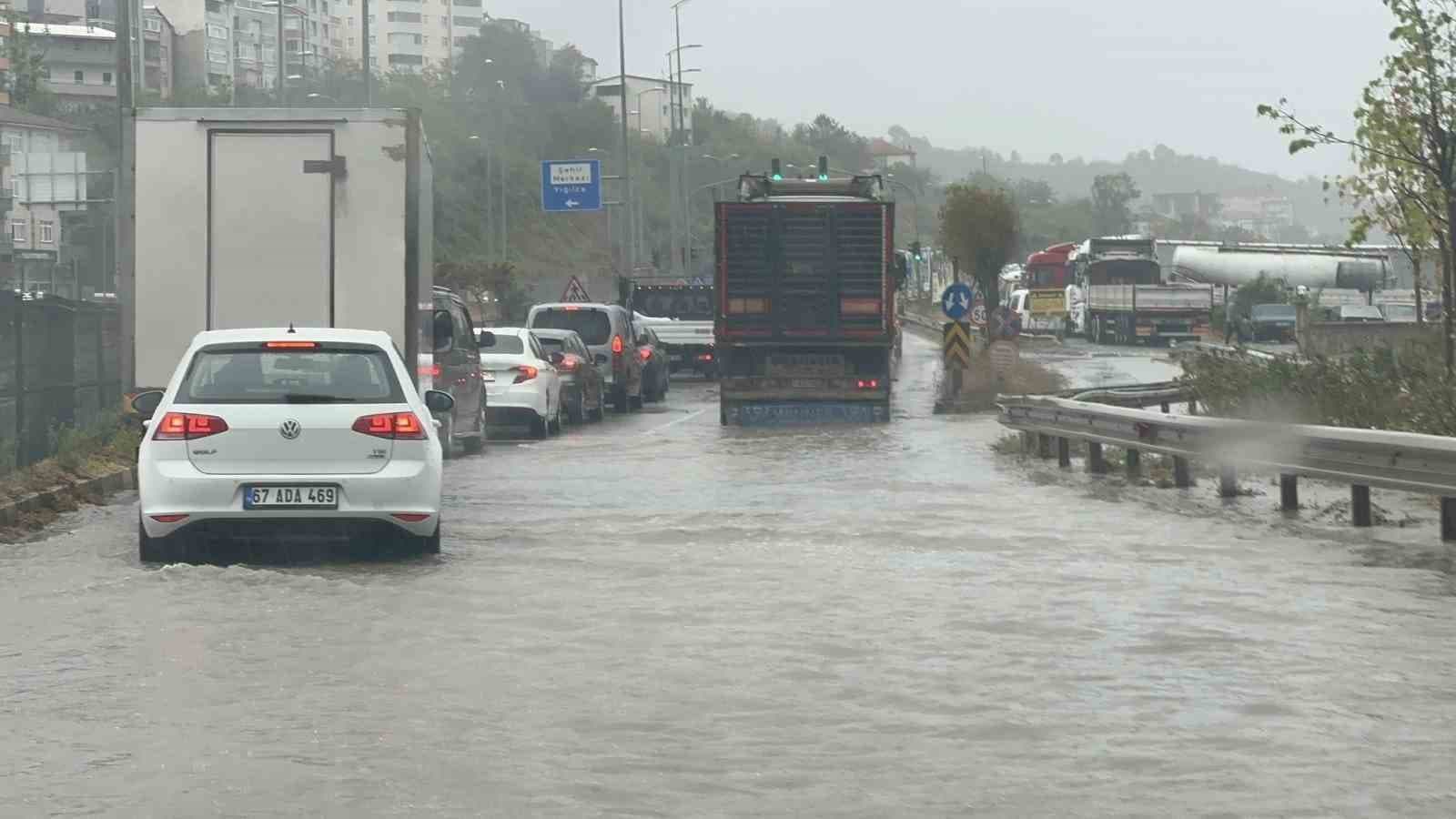Zonguldak’ta şiddetli yağış ulaşımı aksattı