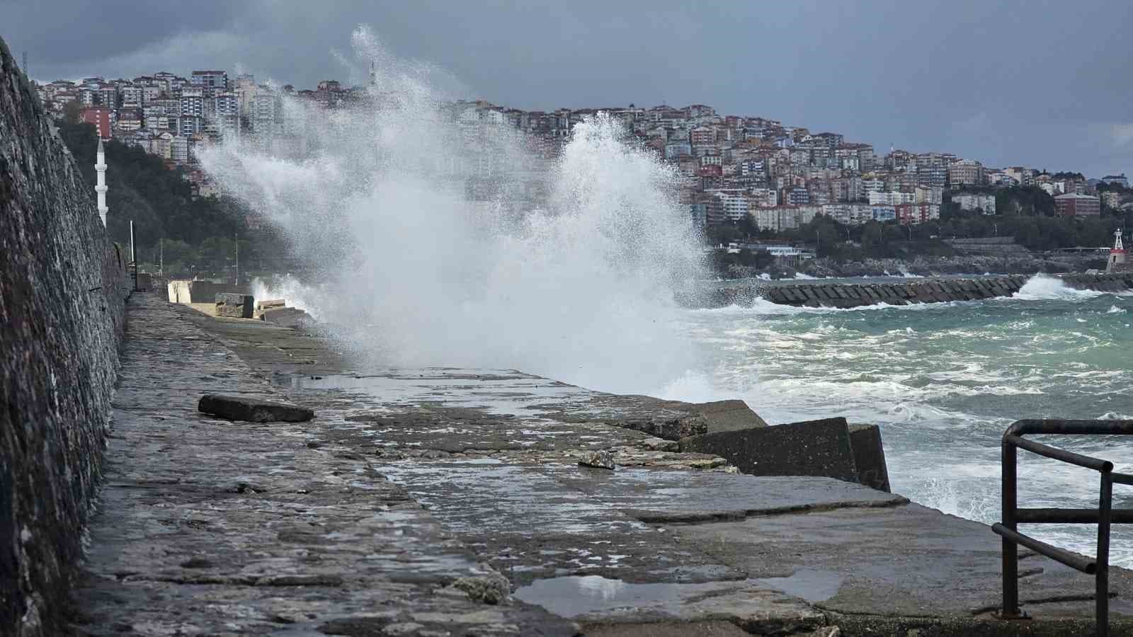Zonguldak’ta dalgalar 7 metrelik liman duvarını aştı