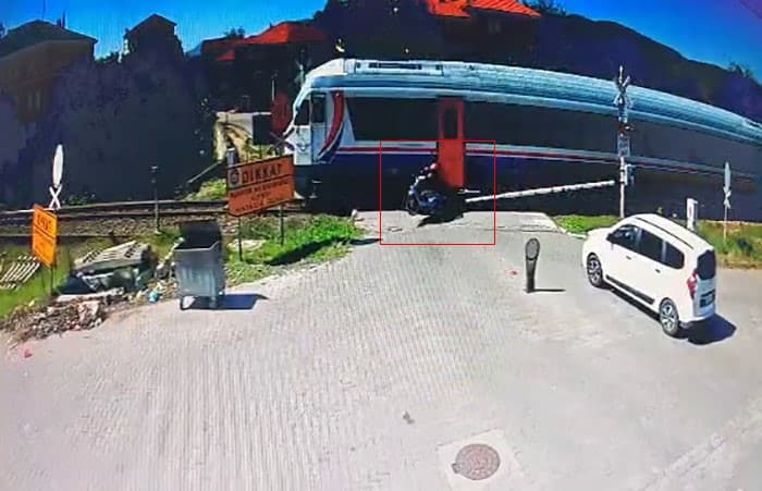 Yolcu treni hemzemin geçitte motosiklete çarptı