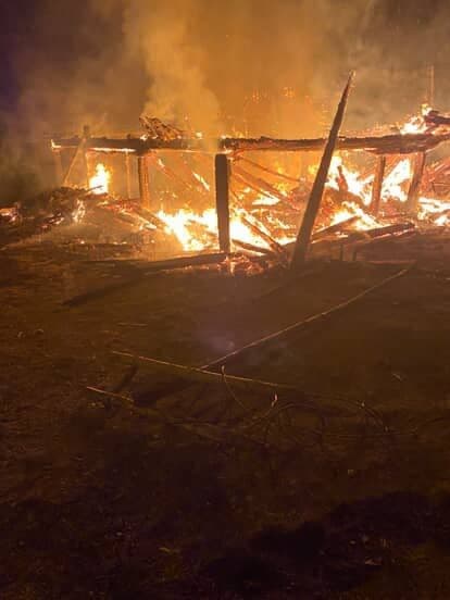 Kastamonu’da iki katlı ev ve ahır alevlere teslim oldu