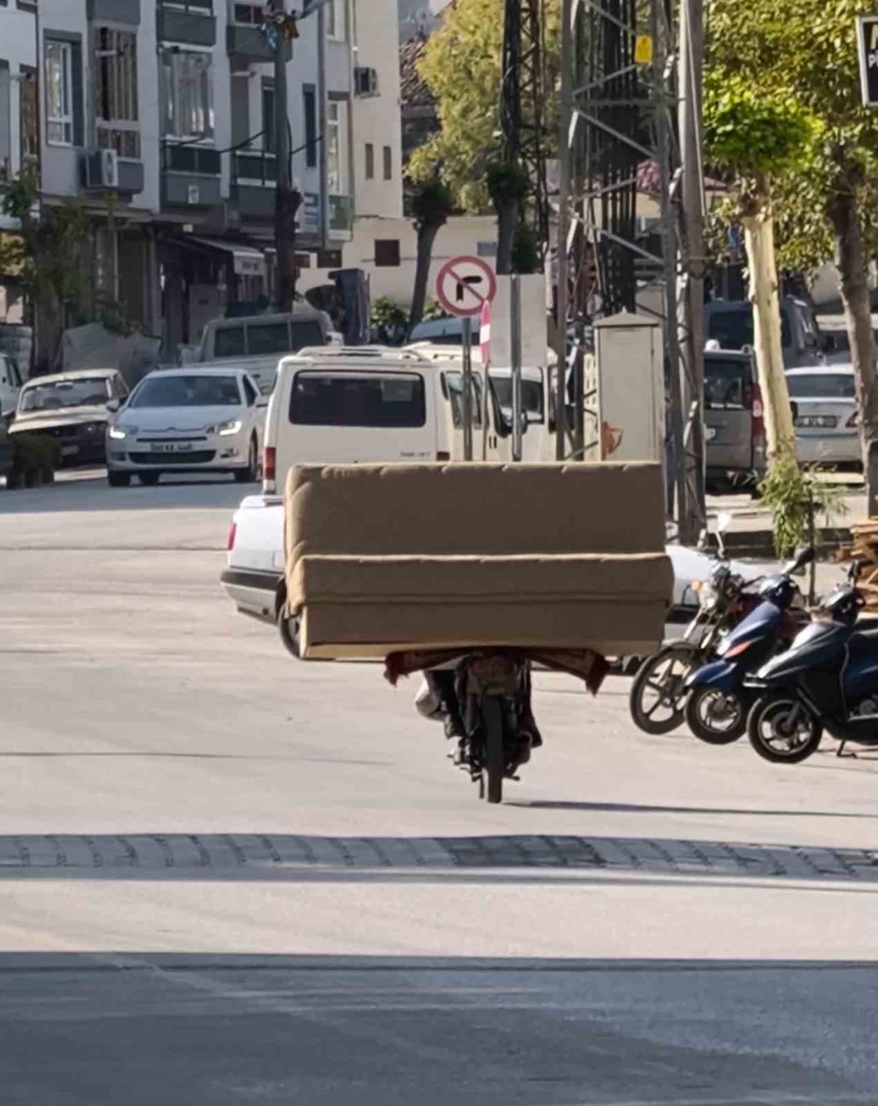 Erbaa’da motosikletle koltuk taşıdı