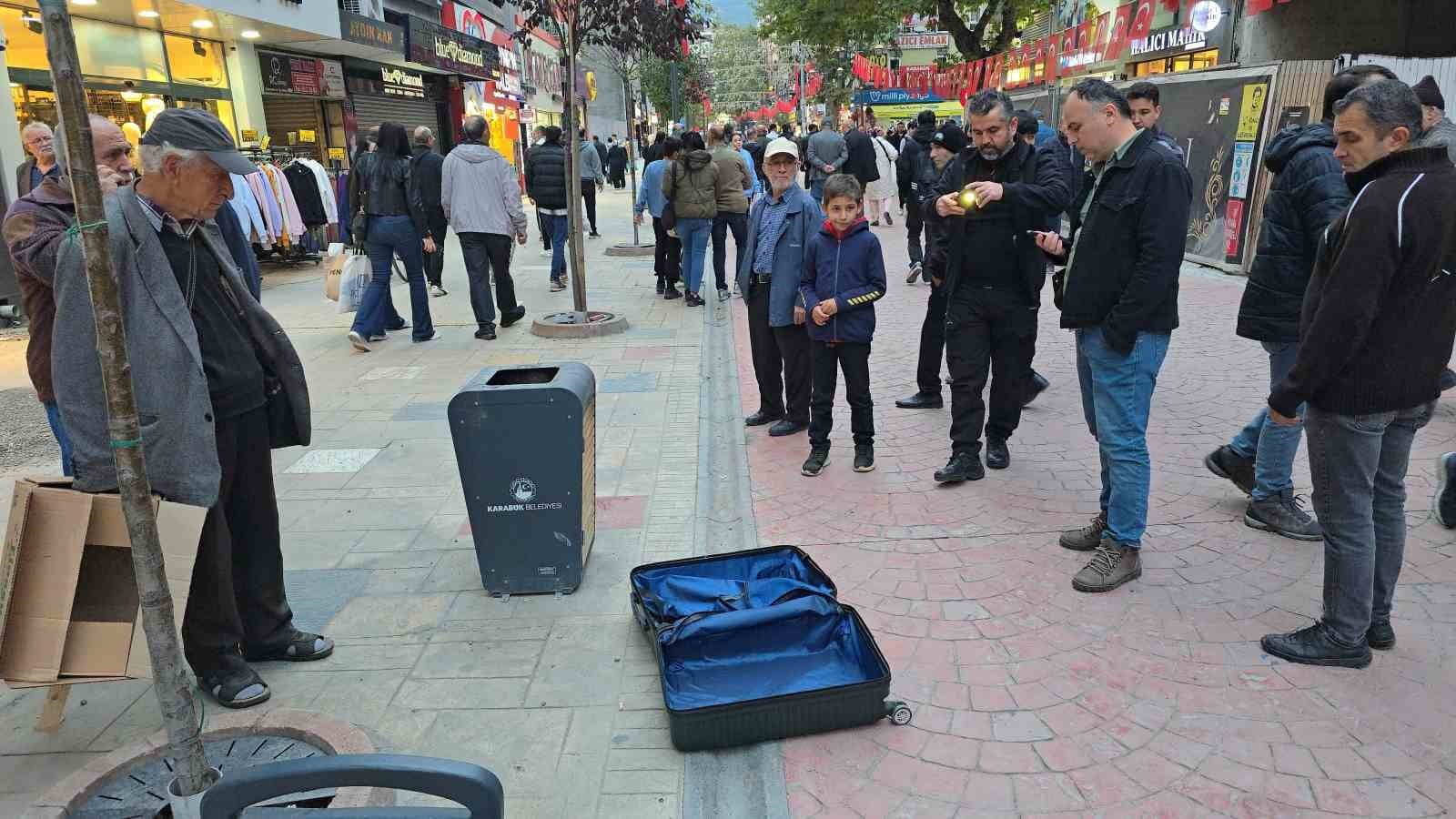 Çöp kutusu yanına bırakılan valiz paniğe neden oldu