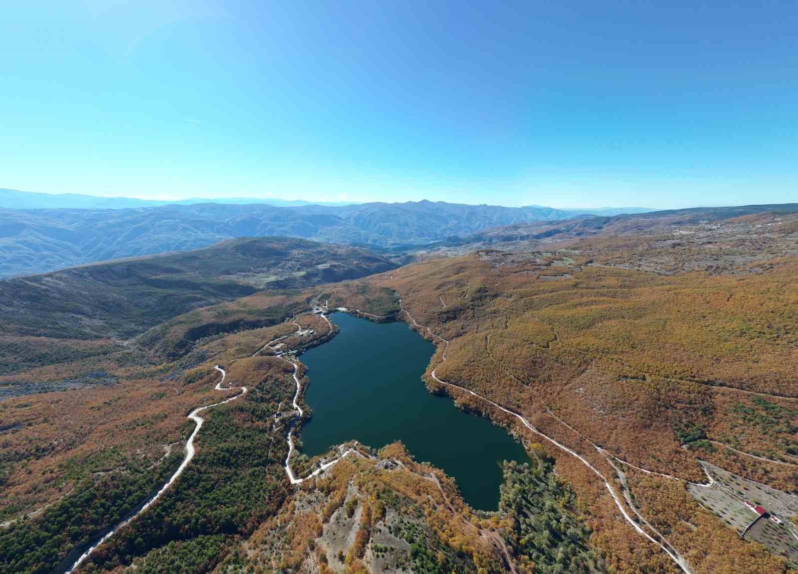 Zinav Gölü sonbahar renkleriyle mest ediyor